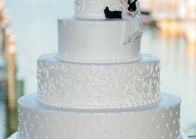 wedding cake white with flowers
