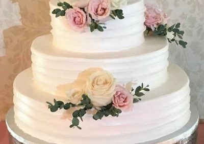 Custom wedding cake white with roses